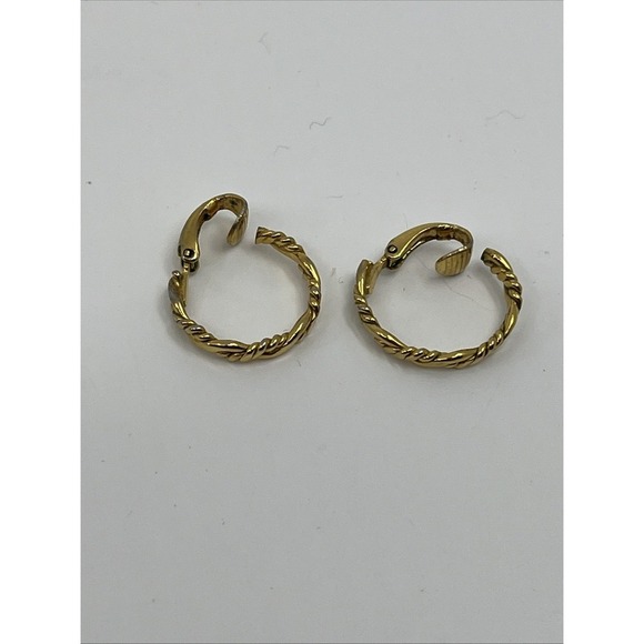 Vintage CROWN TRIFARI Gold Tone Textured Braided Clip-On Hoop Earrings .75" - Picture 1 of 6